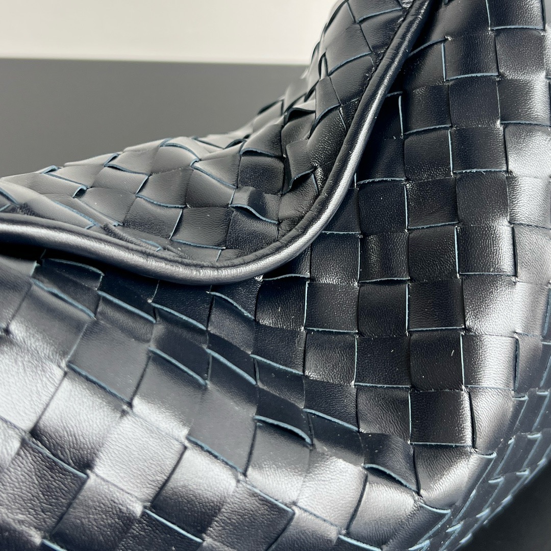 Bottega Veneta Hop Shoulder bag with Intrecciato craftsmanship in calf leather 796262 Shadow
