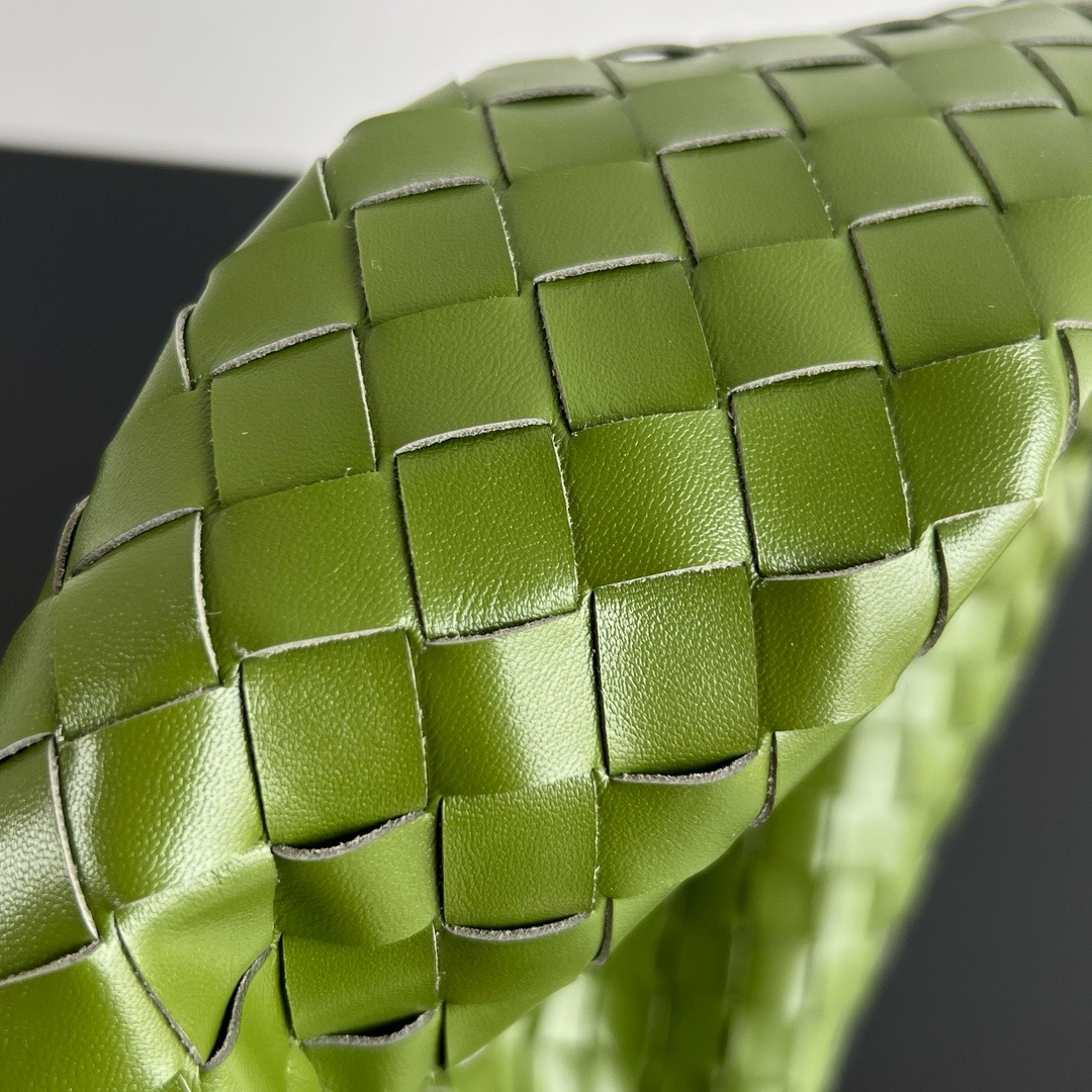 Bottega Veneta Hop Shoulder bag with Intrecciato craftsmanship in calf leather 796262 green