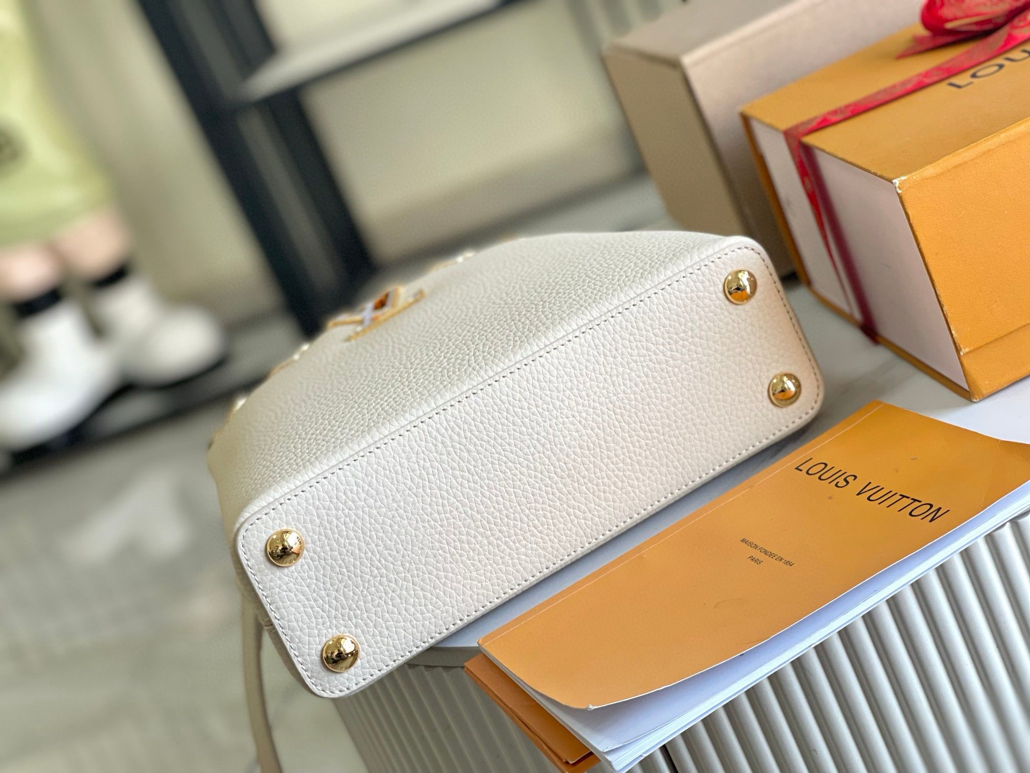 Louis Vuitton Capucines BB Mother Pearl Logo M23766 Off-white Louis Vuitton Capucines BB Mother Pearl Logo M23766 Off-white