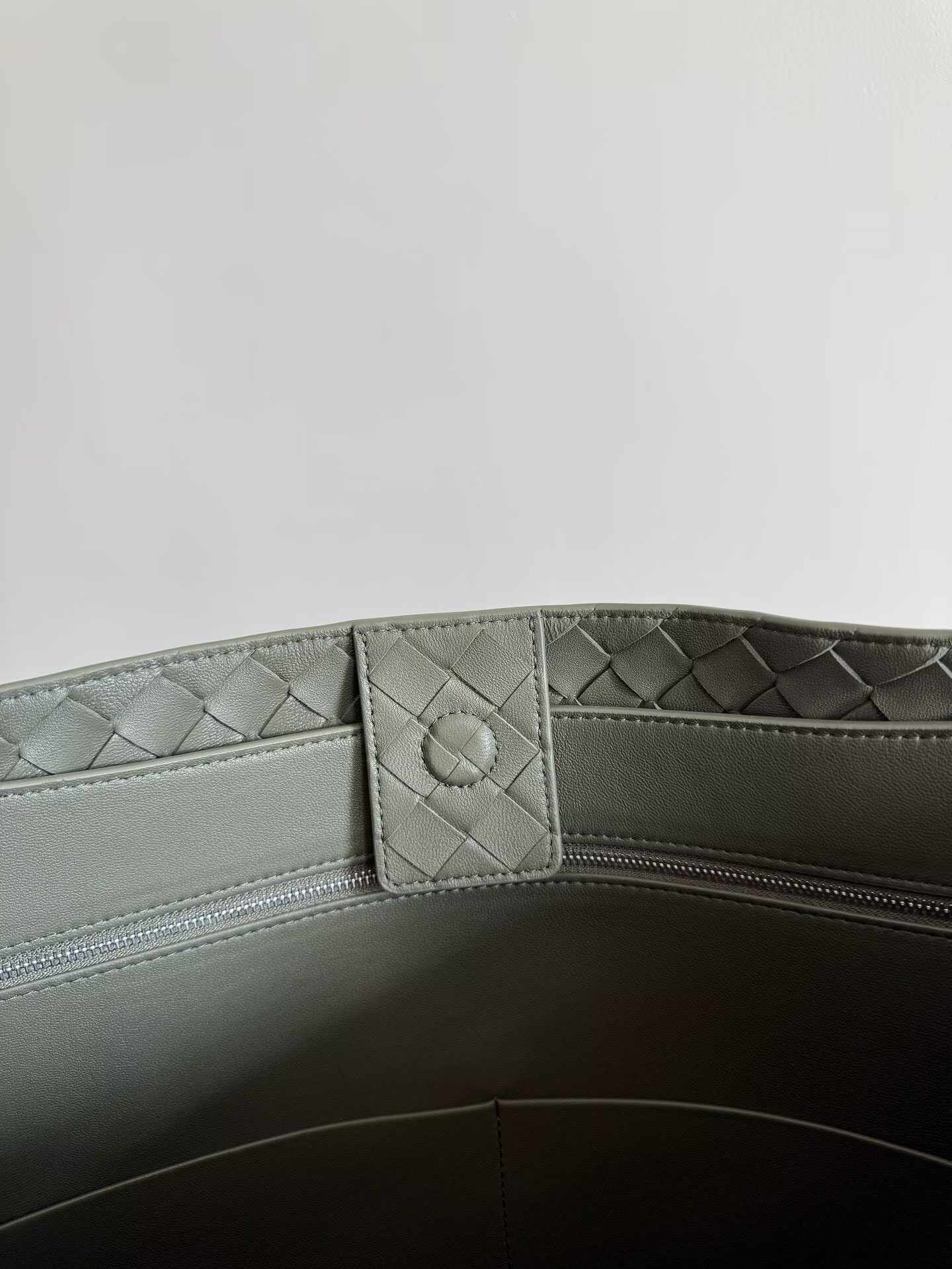 Bottega Veneta Andiamo Pepites Original Leather Large Bag 743575 Green Bottega Veneta Andiamo Pepites Original Leather Large Bag 743575 Green